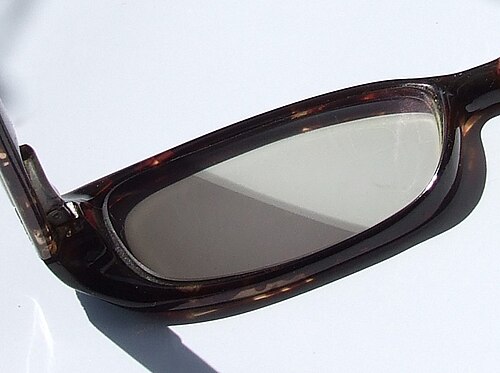 זכוכית פוטוכרומית, נהוג להשתמש בה בעדשות משקפיים המתכהות באור השמש