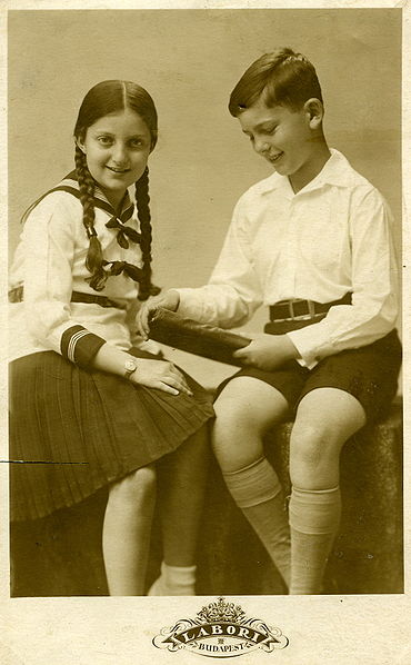 File:PikiWiki Israel 7713 Hannah Senesh and her brother.jpg