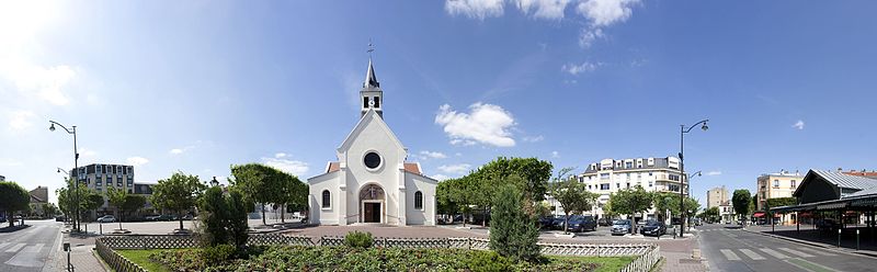 File:Place de la Liberté et église Saint-Urbain.jpg