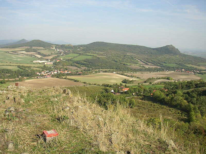 File:Plesivec 477m Ceske stredohori Vlastislav LT CZ view towards E 172.jpg