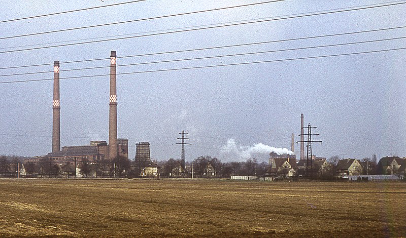 File:Plessa - Kraftwerk und Brikettfabrik, 1972.jpg