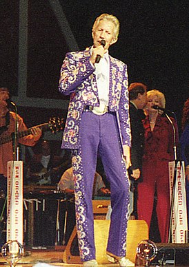 Wagoner se produisant pour le Grand Ole Opry.  1999