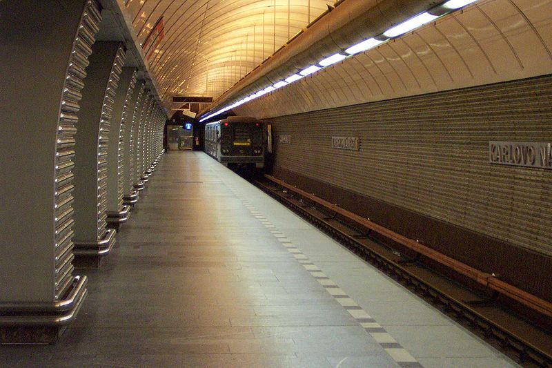 File:Praha, Karlovo náměstí, Boční loď stanice metra.jpg