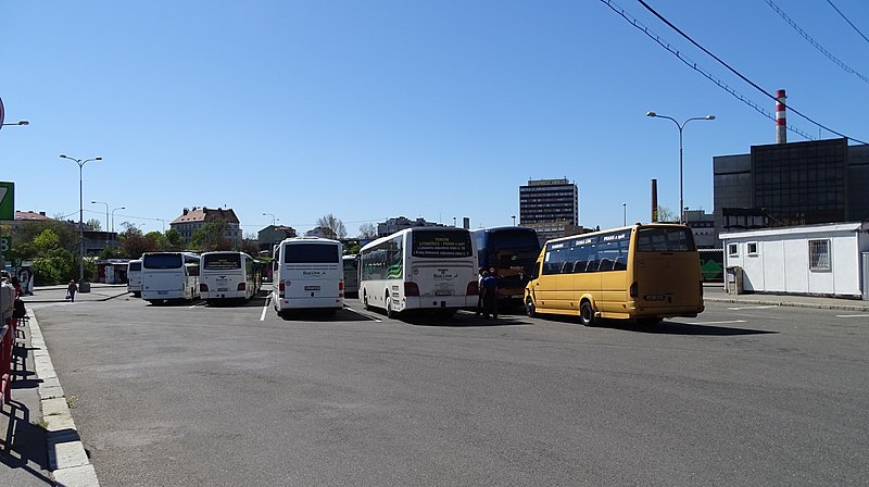 File:Praha, Nádraží Holešovice, autobusy na ploše.jpg