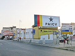 Siège du PAICV, l’avenue Amílcar Cabral à droite.