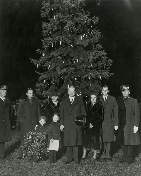 File:President Hoover and his family in front of the nation's Christmas tree, Sherman Square.png