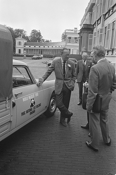 Prince Bernhard with a WWF field vehicle, 1971
