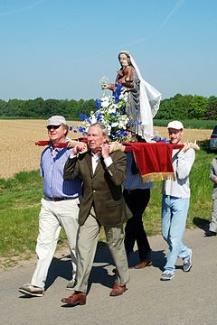 La Vierge portée en procession en 2010.