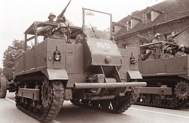 Desfile del Primero de Mayo en Ljubljana, 1961  Los soldados usan cascos M59 en la cabeza.