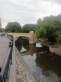 Río Querétaro, sedd från södra sidan av floden i Quéretaro.