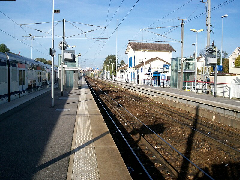 File:RER E - Gare Tournan 6.JPG