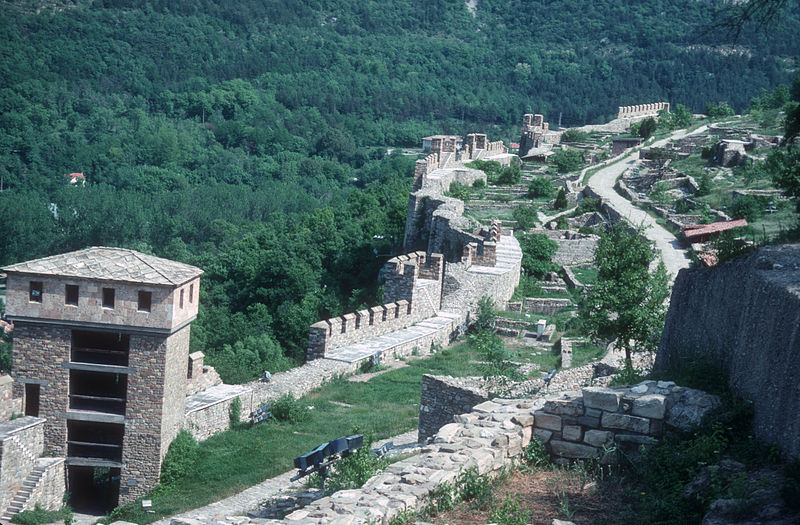 File:RUINS OF THE WALLS OF TSAREVETS, VELIKO TURNOVO.jpg