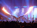 Rammstein em apresentação no Madison Square Garden durante turnê do LIFAD