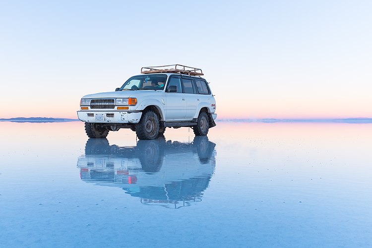 Toyota Land Cruiser на залитом водой солончаке Уюни