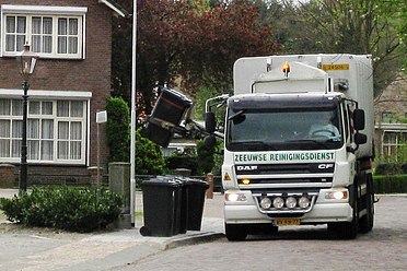 Refuse truck collecting refuse in Aardenburg April 2009.jpg