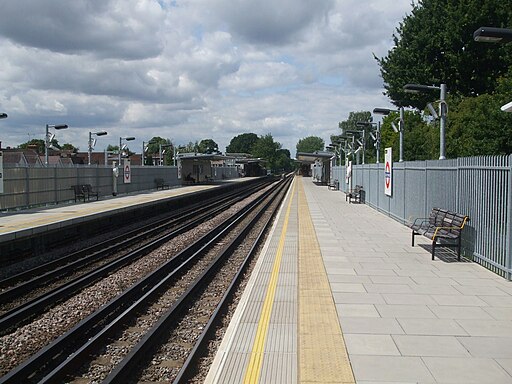 Ruislip Manor stn look west