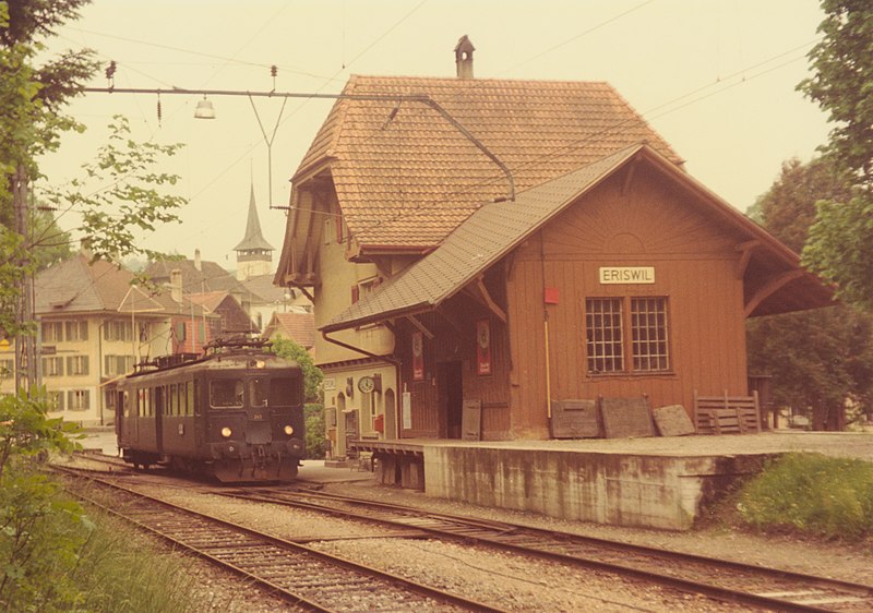 File:SBB Historic - F 122 00345 001 - Eriswil VHB Stationsgebaeude mit Gueterschuppen und Triebwagen BDe 4 4 VHB.jpg