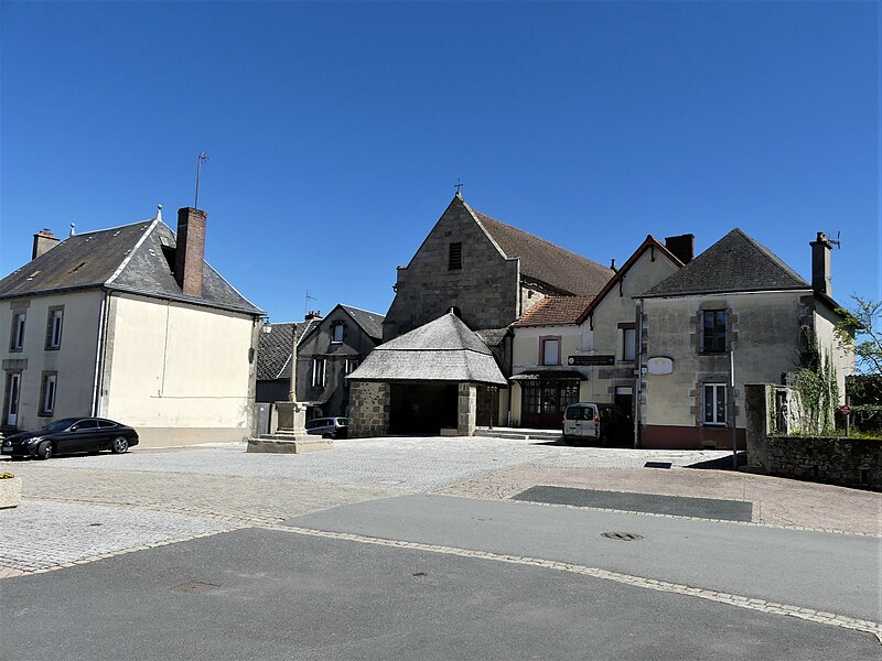 File:Saint-Maurice-la-Souterraine place église (3).jpg