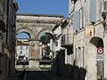 Français : Ancienne rue romaine dans l'alignement de l'Arc de Germanicus et la voie d'Agrippa, Saintes, Charente-Maritime, France