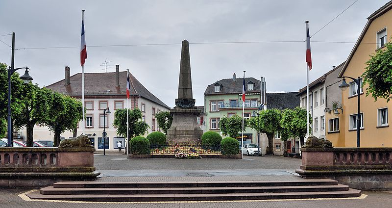 File:Sarrebourg Monument aux morts place Wilson.jpg