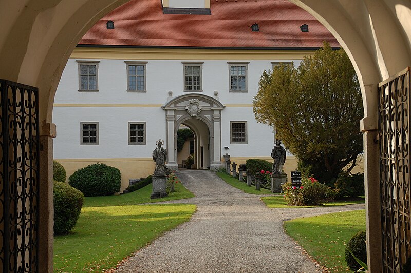 File:Schloss Altenhof.jpg