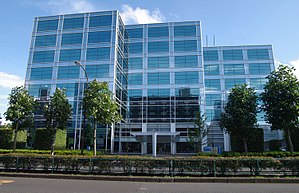 Ein dreiteiliges Gebäude mit Glasfenstern