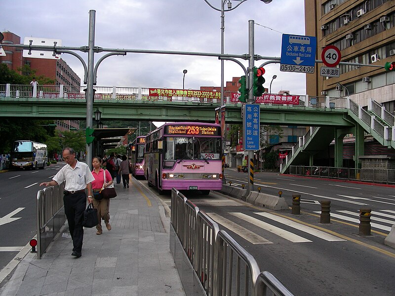 File:Shin-Shin Bus AG-555 on Roosevelt Road, Taipei City 20060823.jpg