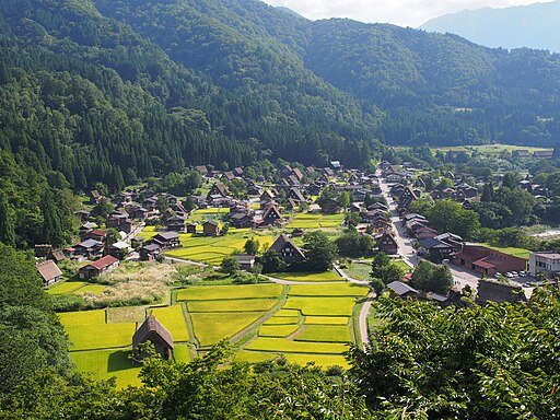 Blick vom Ogimachi Burg-Observatorium südwärts auf das Dorf Shirakawa-go