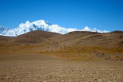 Langtang Ri úplně vpravo na obrázku, vlevo před ní je Porong Ri a uprostřed obrazu horský masív Šiša Pangma