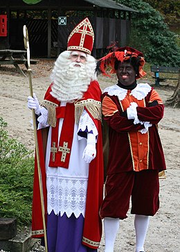 Sinterklaas: Oorsprong en geschiedenis, Etymologie van Sinterklaas, Kleding