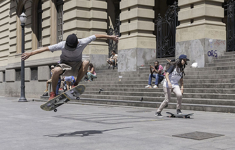 File:Skateboarding in São Paulo 02.jpg