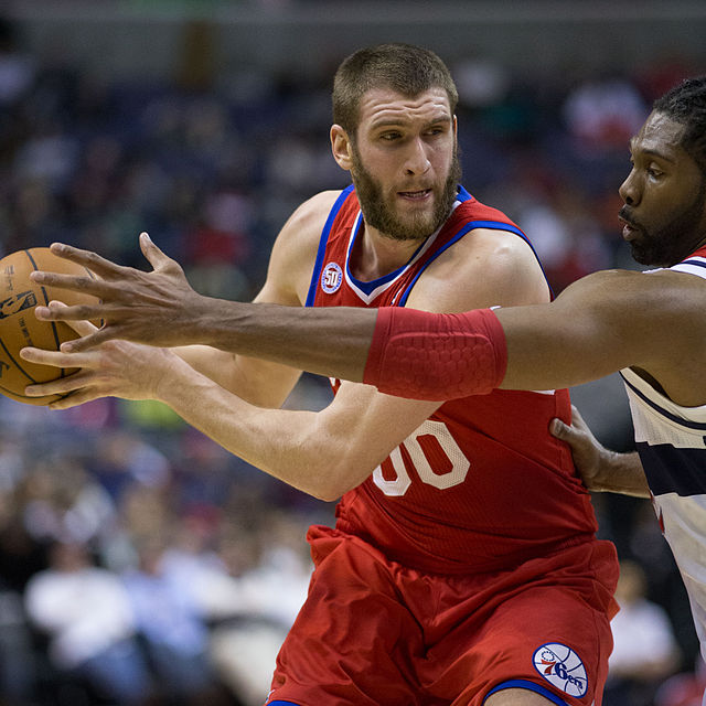 Hawes with the Philadelphia 76ers in 2013