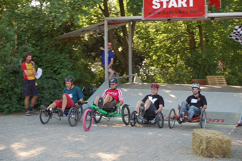 File:Spezialradmesse 2007 Start Trikerennen.jpg