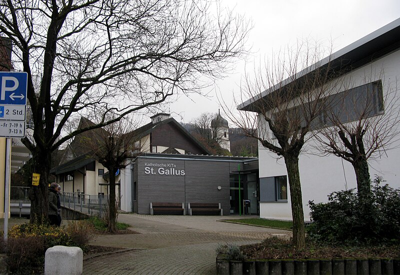 File:St. Gallus KiTa mit Pfarrzentrum und Kirche in Merzhausen.jpg