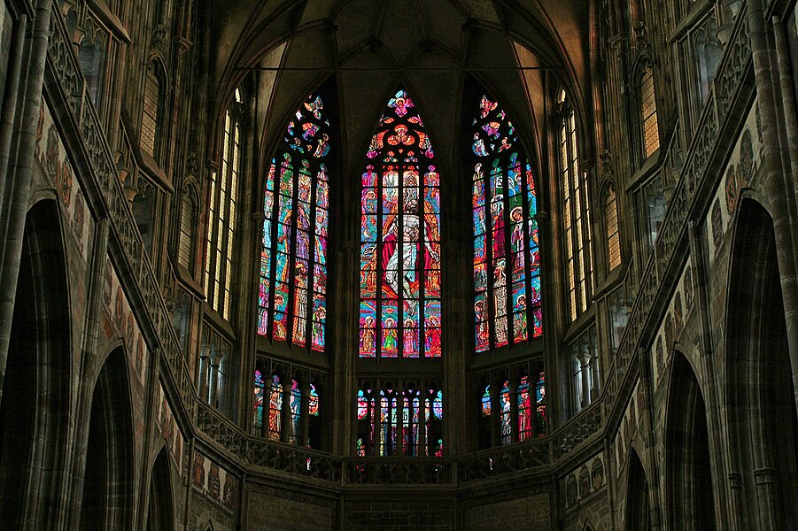 חלונות ויטראז' בקומת התאורה של האפסיס של קתדרלת ויטוס הקדוש בפראג, הבנויה בסגנון גותי מאוחר גרמני