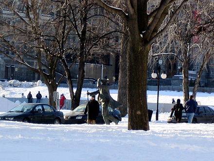 Statue de James McGill, l'hiver.