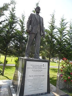 Statue of Ahmet Taner Kışlalı.jpg