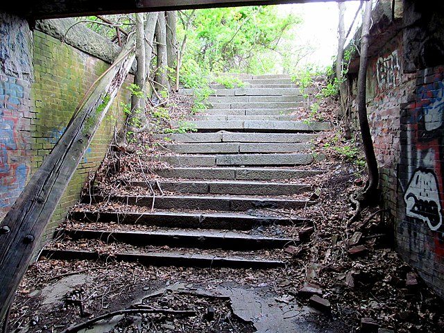 640px-Steps_to_old_Riverside_station_from_tunnel%2C_May_2012.JPG