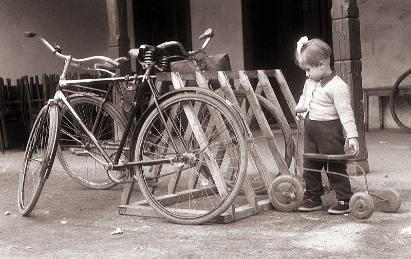 File:Stojalo za kolesa v Prekmurju 1957.jpg