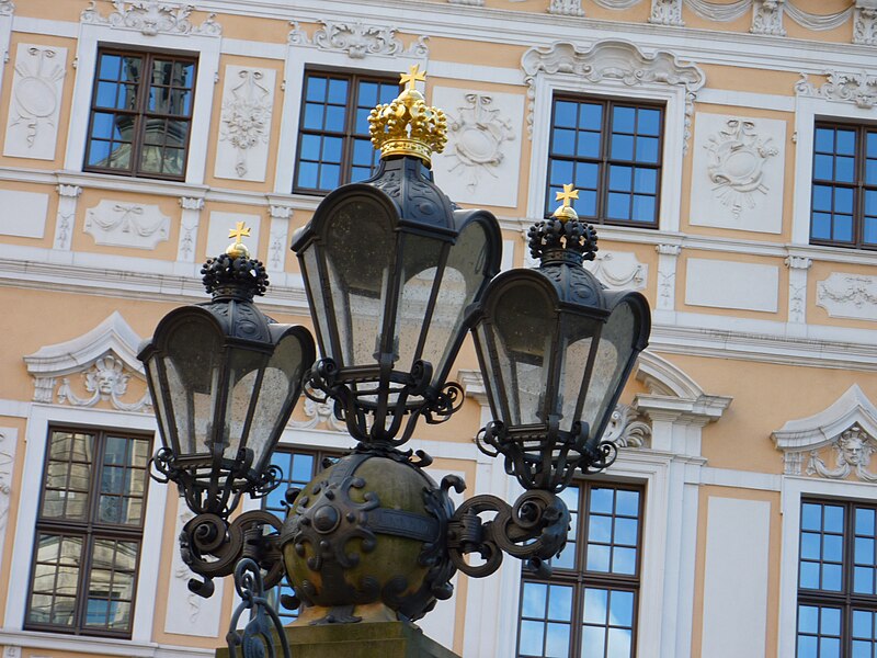 File:Straßenlaterne vor dem Taschenbergpalais (1290).jpg