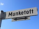 Straßenschild Munketoft (Flensburg), anderes Bild.JPG