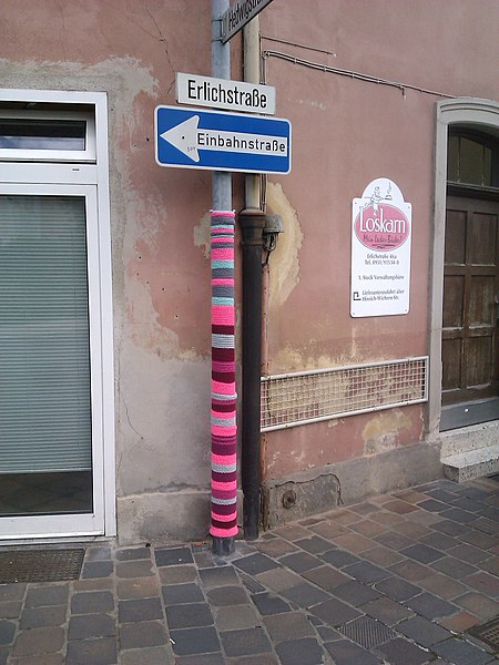 File:Strickgraffiti Bamberg.jpg