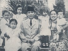 Sukarno with Fatmawati and five of their children. Clockwise from center: Sukarno, Sukmawati, Fatmawati, Guruh, Megawati, Guntur, Rachmawati Sukarno and family, Bung Karno Penjambung Lidah Rakjat 240.jpg