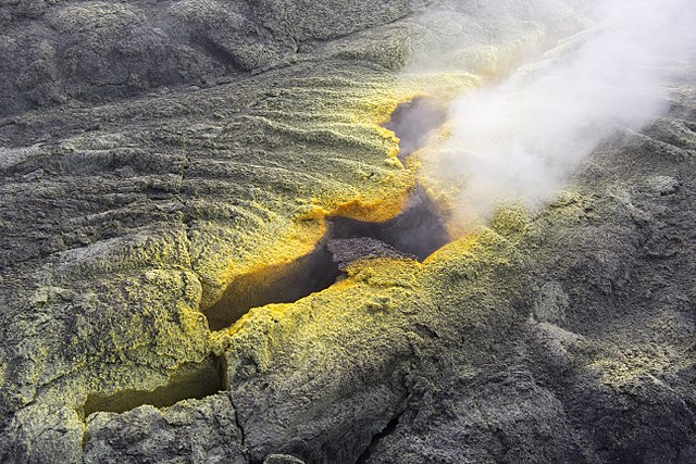 Fumarola amb dipòsit de sulfurs a les proximitats del cràter del volcà Puʻu ʻŌʻō càniques del volcà Kilawea)