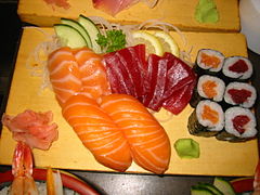 Sashimis de thon rouge et saumon, maki sushi, et wasabi