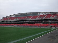 Foto van stadiontribune met persdoos dichtbij de bovenkant