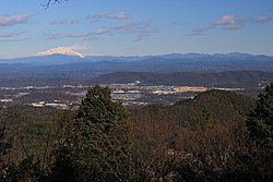 南側の弥勒山から望む浅間山周辺（中央部）、南山麓に可児市と多治見市の住宅地、左最奥に御嶽山