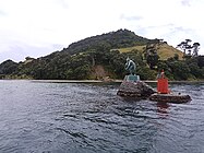 Frank Szirmay syariah representasi dari Tangaroa perunggu dengan Mount Maunganui di latar belakang