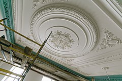 Фрагмент потолка с лепниной