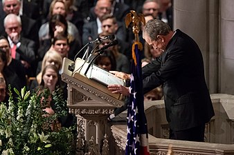 בנו של בוש, הנשיא לשעבר ג'ורג' ווקר בוש, נושא דברי הספד בהלווייתו הבינלאומית של אביו בעודו מתגבר על היגון ומתאבל